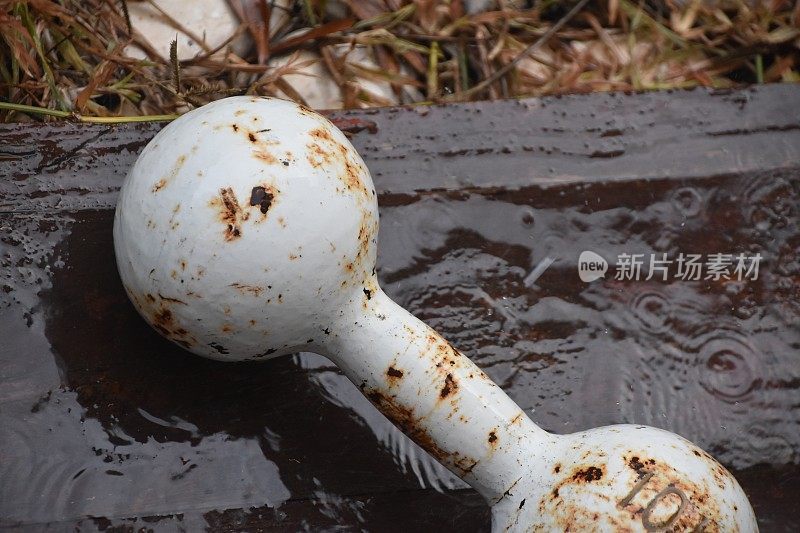 在雨中生锈的重量