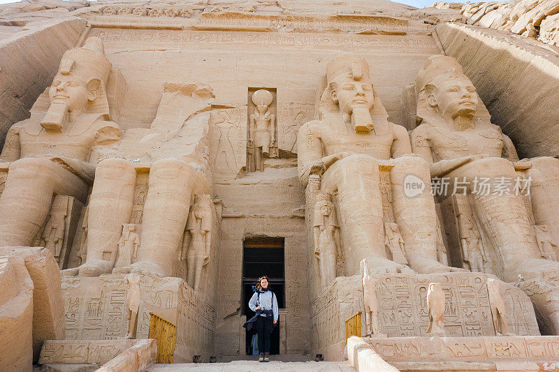 游客站在埃及阿布辛贝的拉美西斯二世神庙外