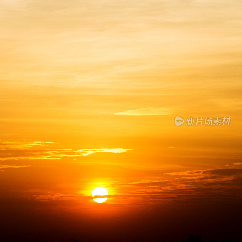 夕阳下金色的天空