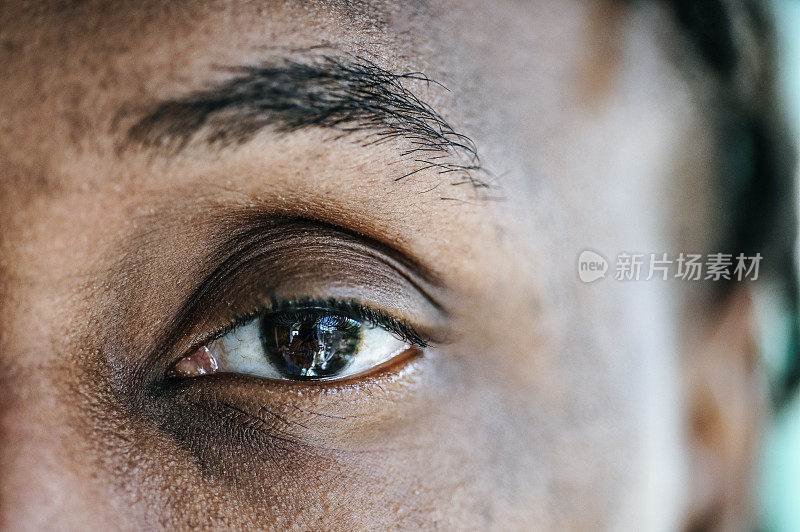一个非裔美国人的眼睛，非常近