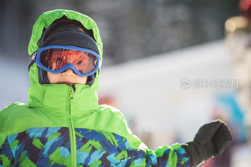 快乐的小滑雪者在寒假的肖像