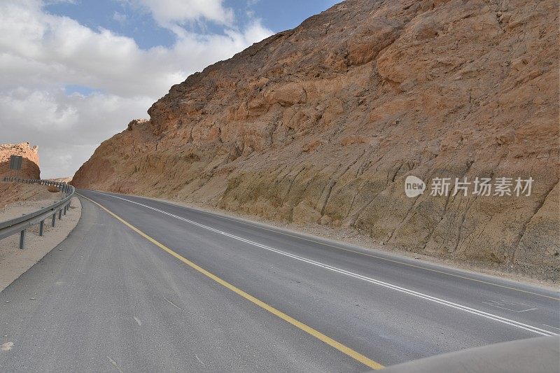 沙漠道路从地面看，HDR