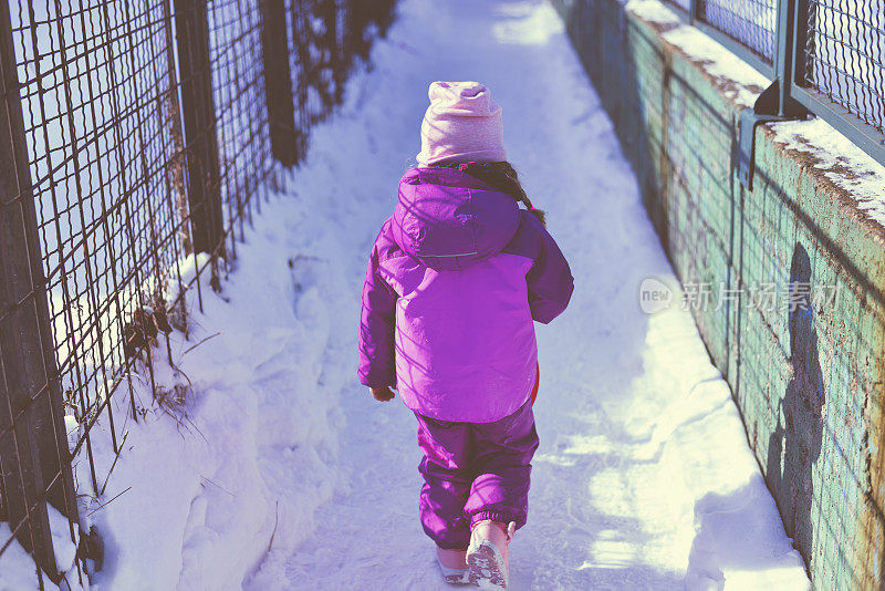 在雪中奔跑