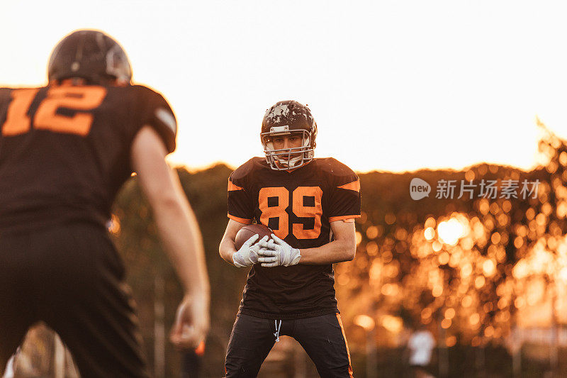 两名NFL球员在练习