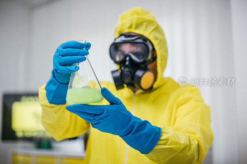 忙碌的科学家在实验室里拿着化学药品