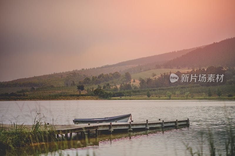 划艇泊岸，码头晨曦宁静