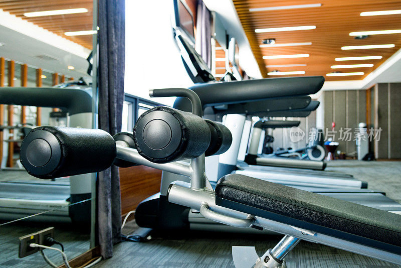 现代健身房的运动器械