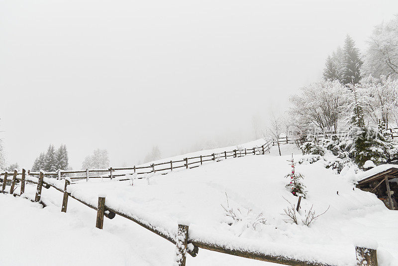 在大雪纷飞的意大利，花园周围的篱笆