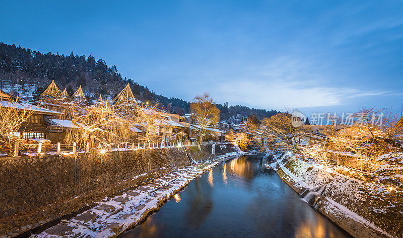 日本高山市和溪边的乡村雪视点日落黄昏