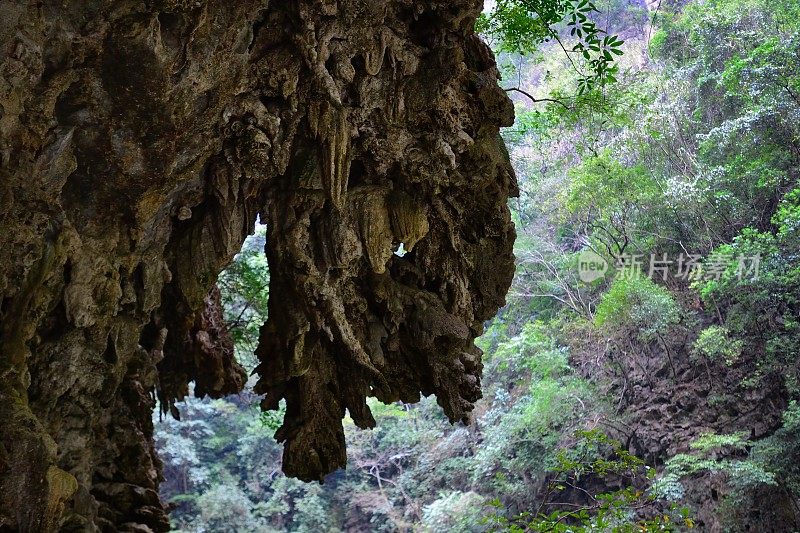 峡谷中被水侵蚀的岩石