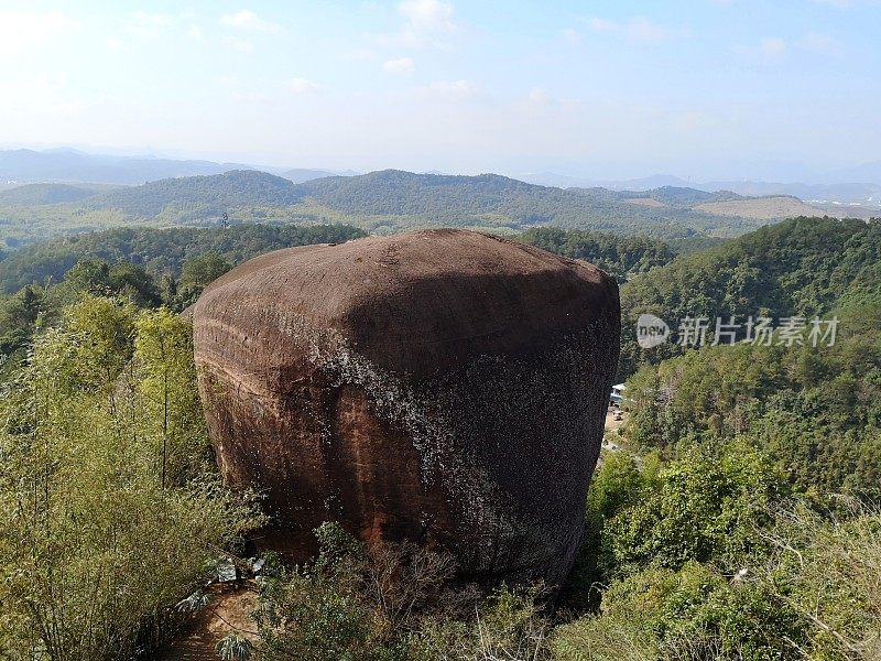 中国广东省丹霞山地质公园的巨石