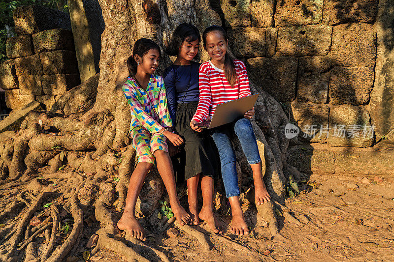 柬埔寨女孩在使用笔记本电脑