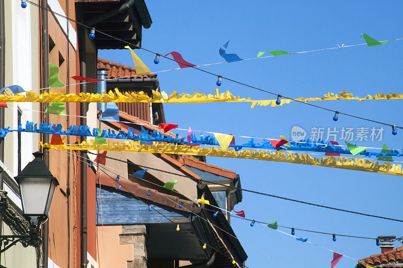 西班牙希洪市街头五彩缤纷的传统节日装饰、彩带、彩旗。
