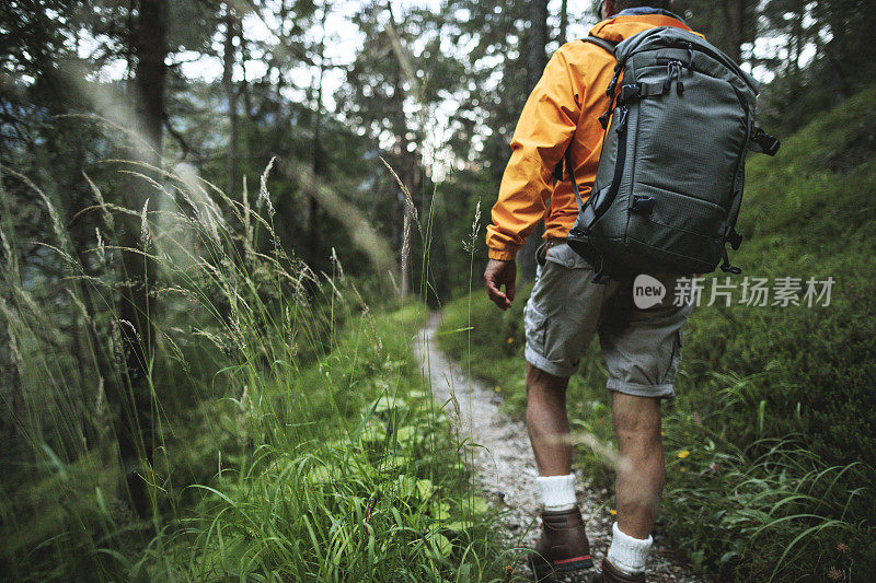 老人在山林中徒步旅行