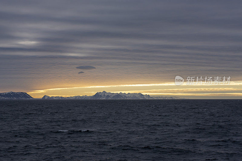 斯瓦尔贝德岛北冰洋上的日落