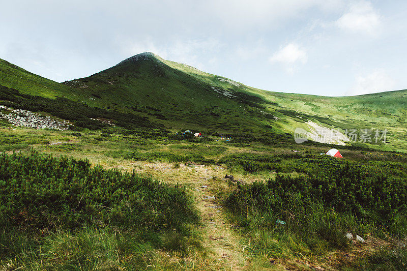 在山里露营