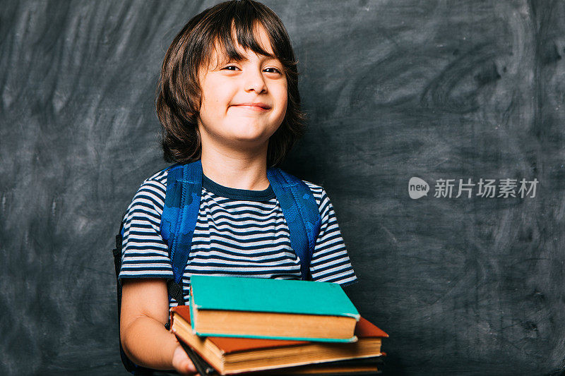 拿着书的小男孩学生