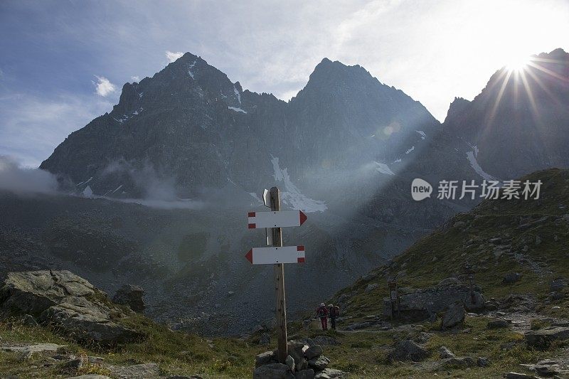 太阳从山上升起，照亮了路标