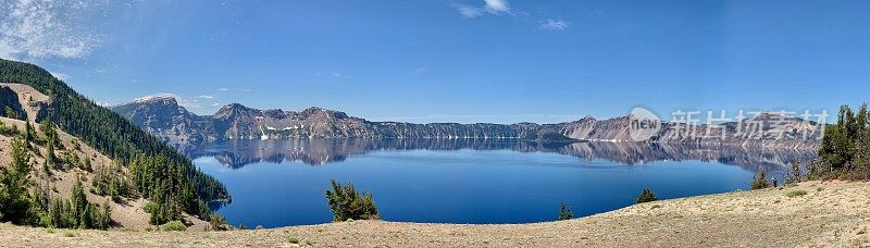 火山口湖与巫师岛的全景