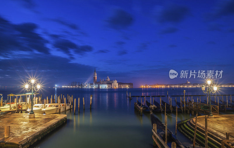 观点。贡多拉。去意大利的浪漫之城威尼斯度假。典型的威尼斯景观，城市灯光下的夜空。
