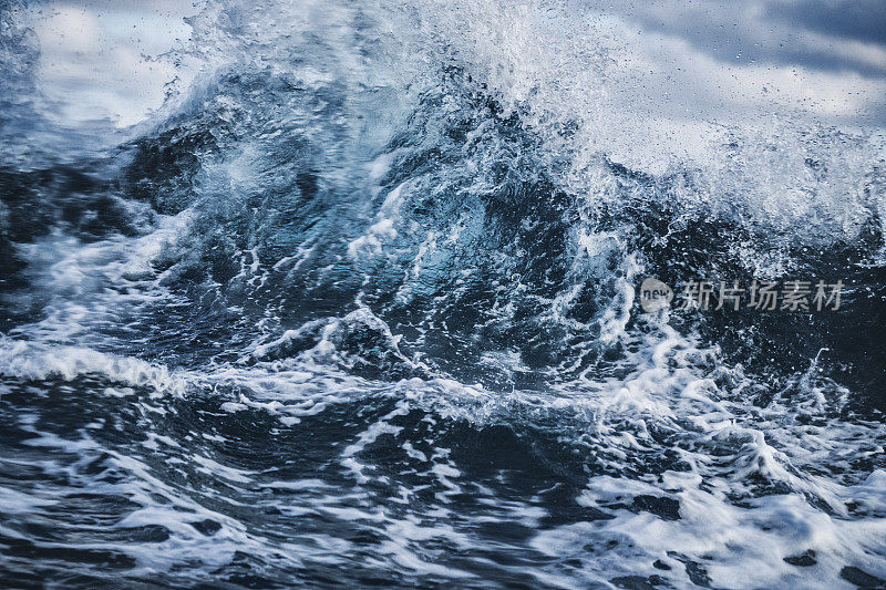 在波涛汹涌的海面上，波涛汹涌