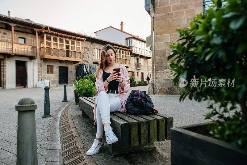 手持智能手机的少女