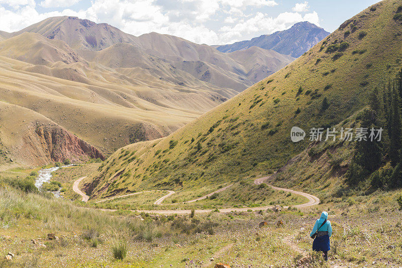 一位老妇人正走过吉尔吉斯斯坦的33只鹦鹉通道