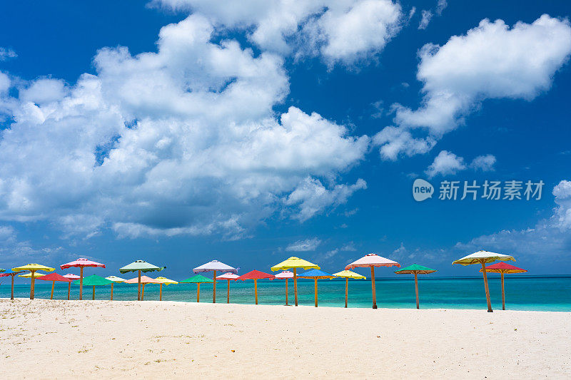 安提瓜岛的热带海滩和五颜六色的伞