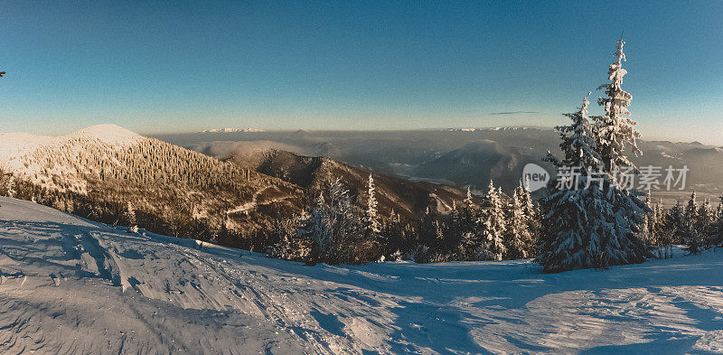 冬季仙境。的雪山风景