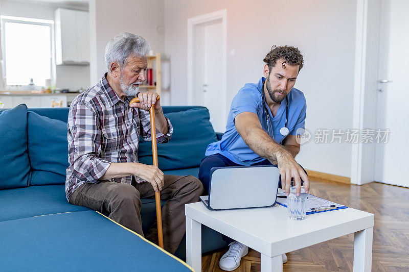 老年男子接受家庭男医生的治疗