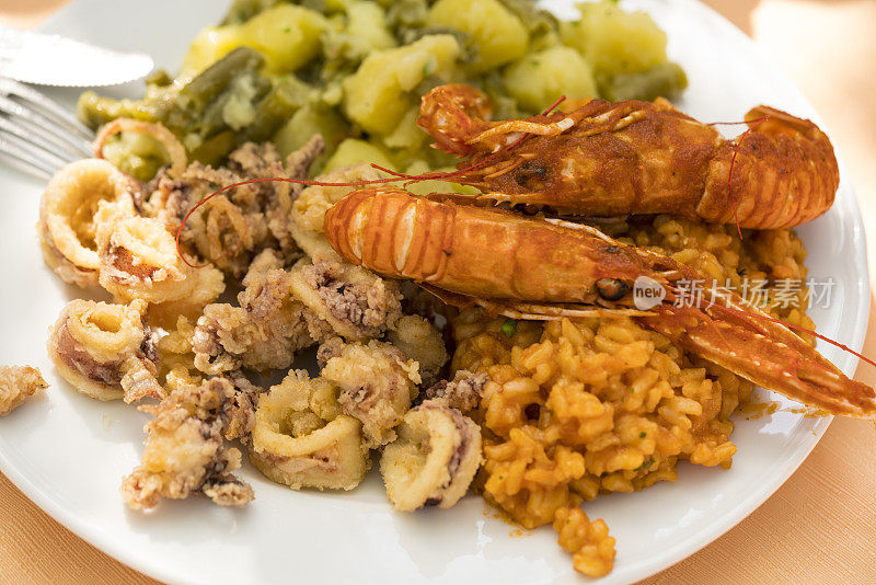 克罗地亚Mljet岛的传统菜肴:虾、土豆和鱿鱼。