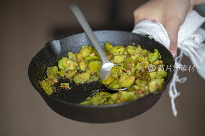 自制健康早餐:辣烤蚕豆和烤面包