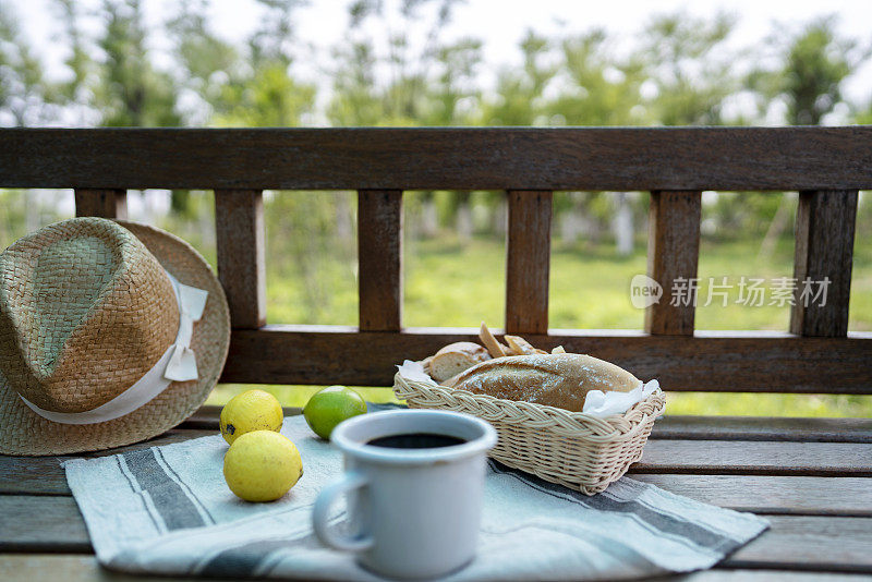 野餐:在公园长椅上吃面包喝咖啡