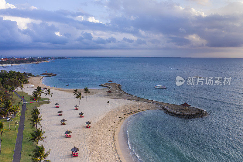 巴厘岛努沙杜瓦海滩海岸线的鸟瞰图