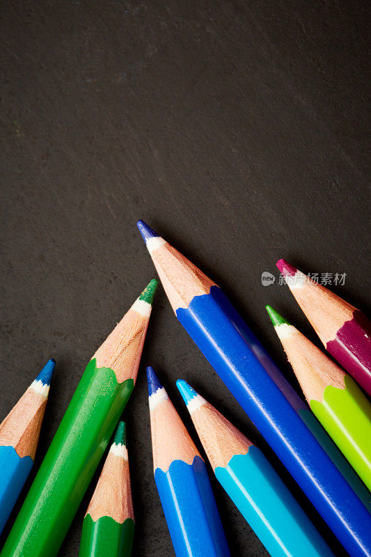 彩色铅笔组，特写，向上指