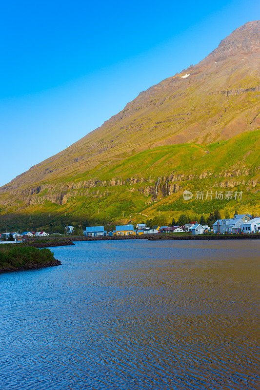 Seyðisfjörður(东峡湾)，冰岛:村庄和山在日落