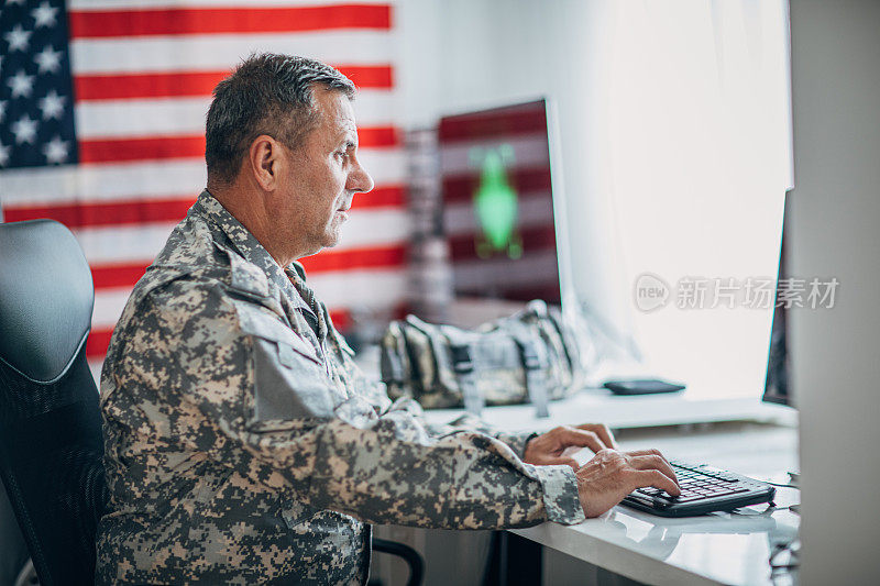美国士兵在电脑上工作