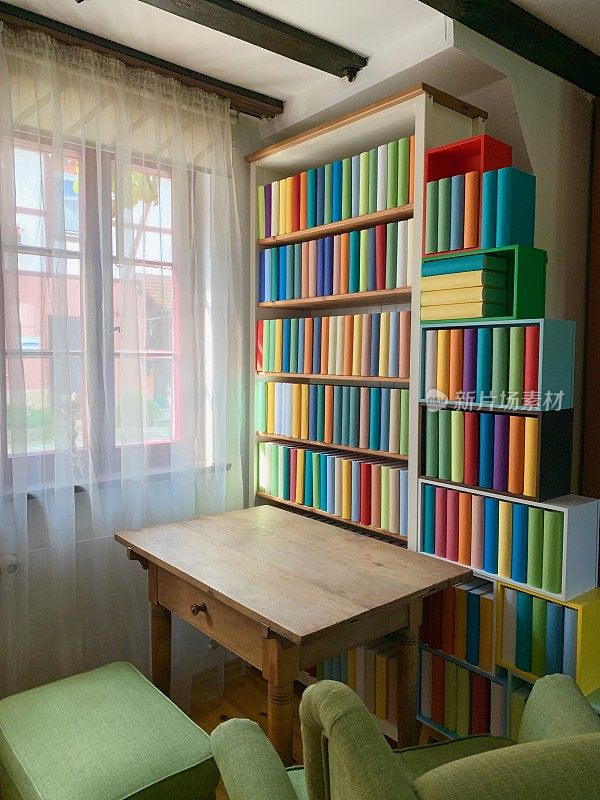 桌子和书架，包括一般书籍