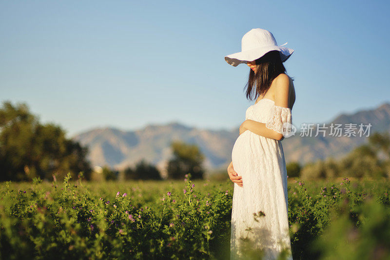 日本孕妇在户外草地上