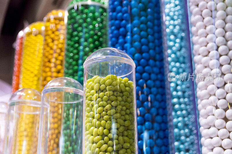透明塑料塔的彩色糖果软糖豆粒糖球