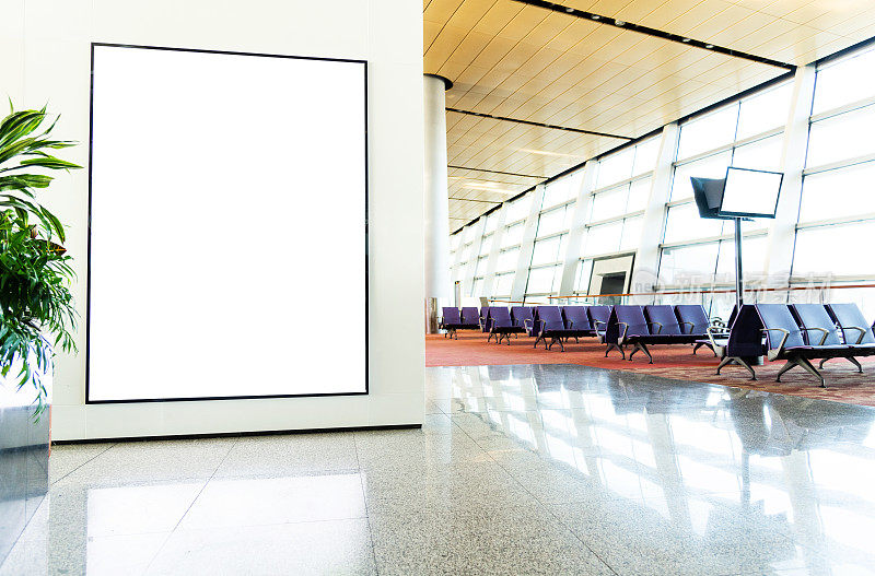 机场等候区的空白广告牌