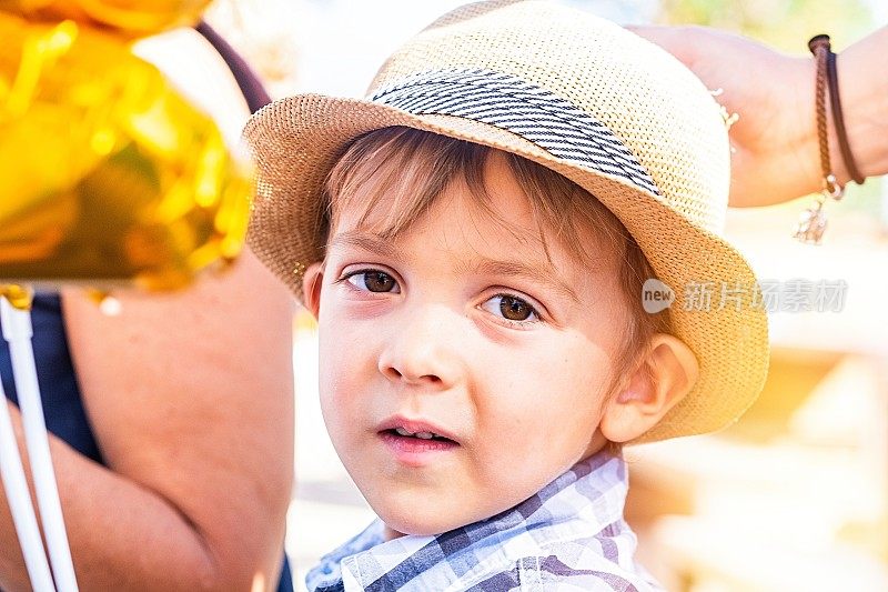 微笑的小男孩看着相机