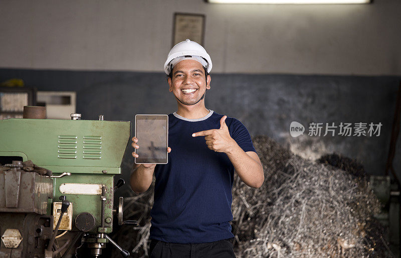 维修工程师在车间指着数码板