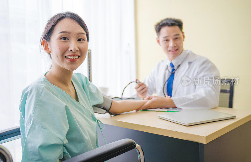 年轻的亚洲医生使用数字平板电脑对男性健康疾病或精神疾病进行诊断检查，并在诊所或医院办公室撰写处方记录信息文件的医疗理念