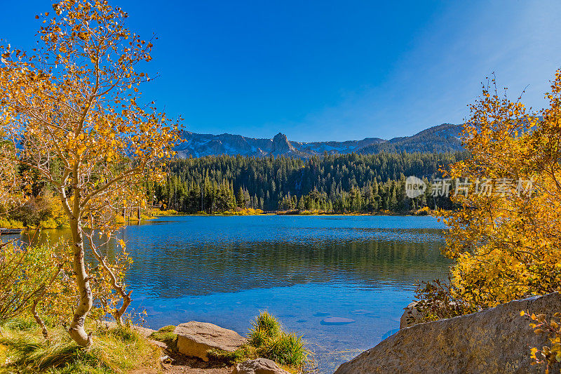 双湖和城堡岩在加州内华达山脉猛犸湖，加州