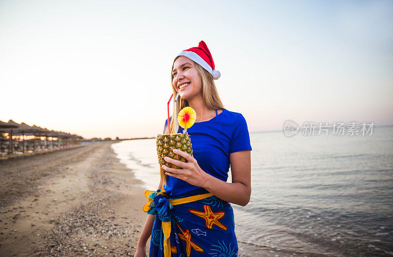 年轻女子在海滩上庆祝新年