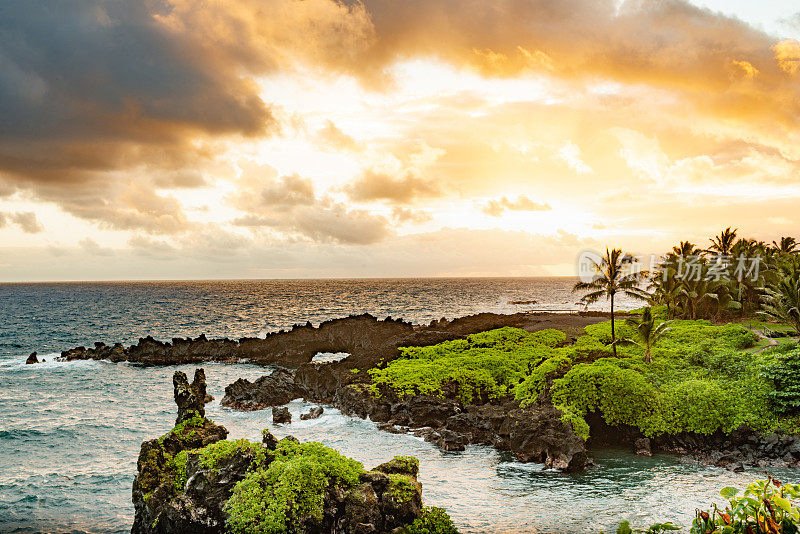 夏威夷毛伊岛怀阿纳帕纳帕州立公园的日出景观
