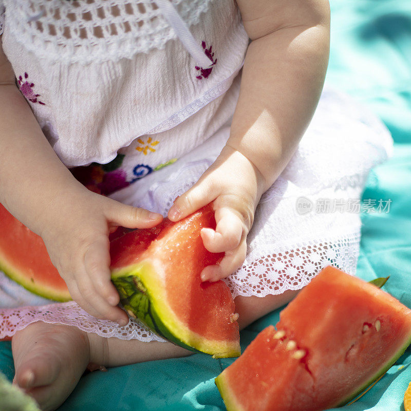 婴儿探索水果和蔬菜