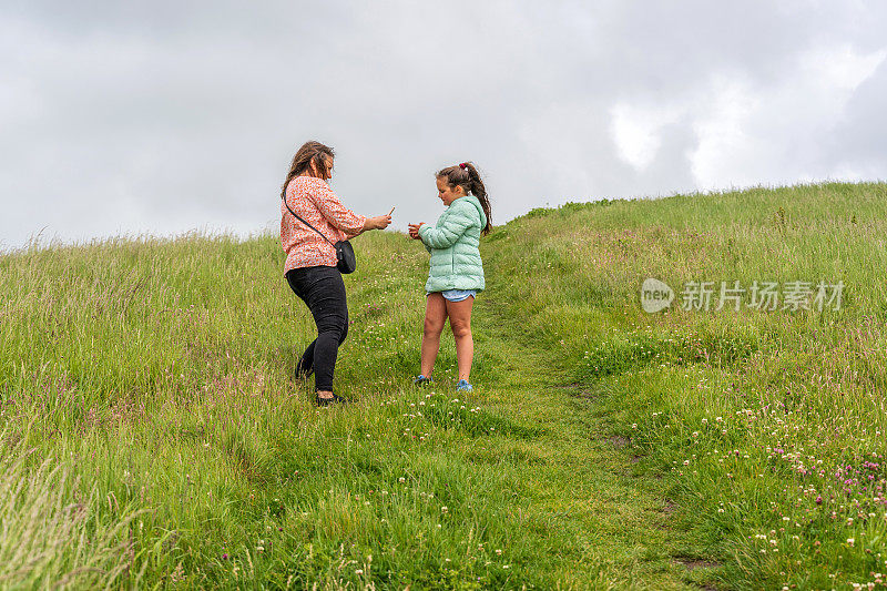 11岁的女孩和母亲在威尔士农村