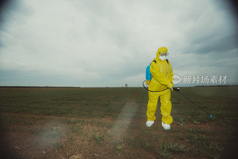 喷洒有毒农药的工人